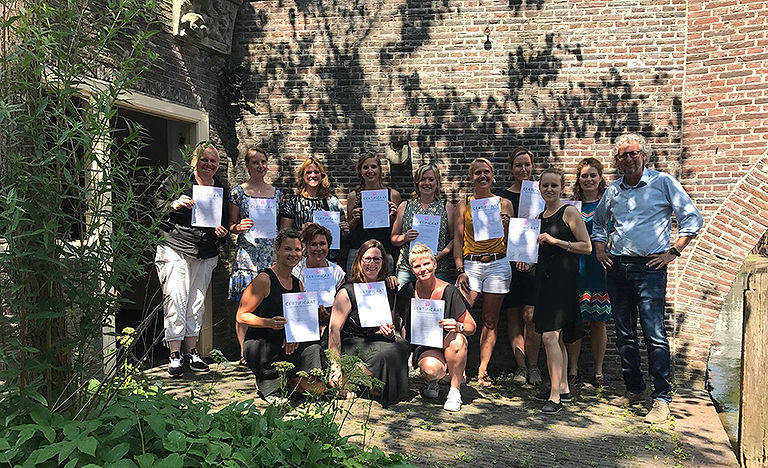 Geslaagde deelnemers met hun certificaat 'Specialist Meidenvenijn'